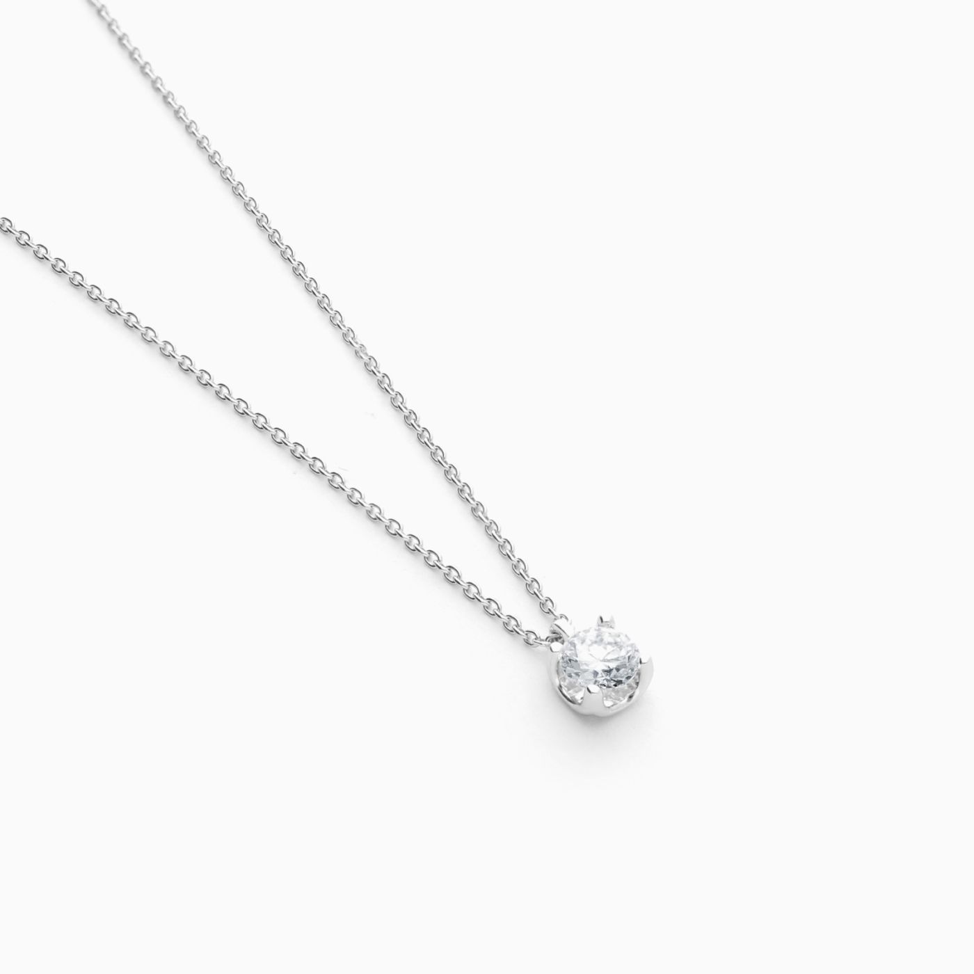 White gold solitaire pendant with diamond