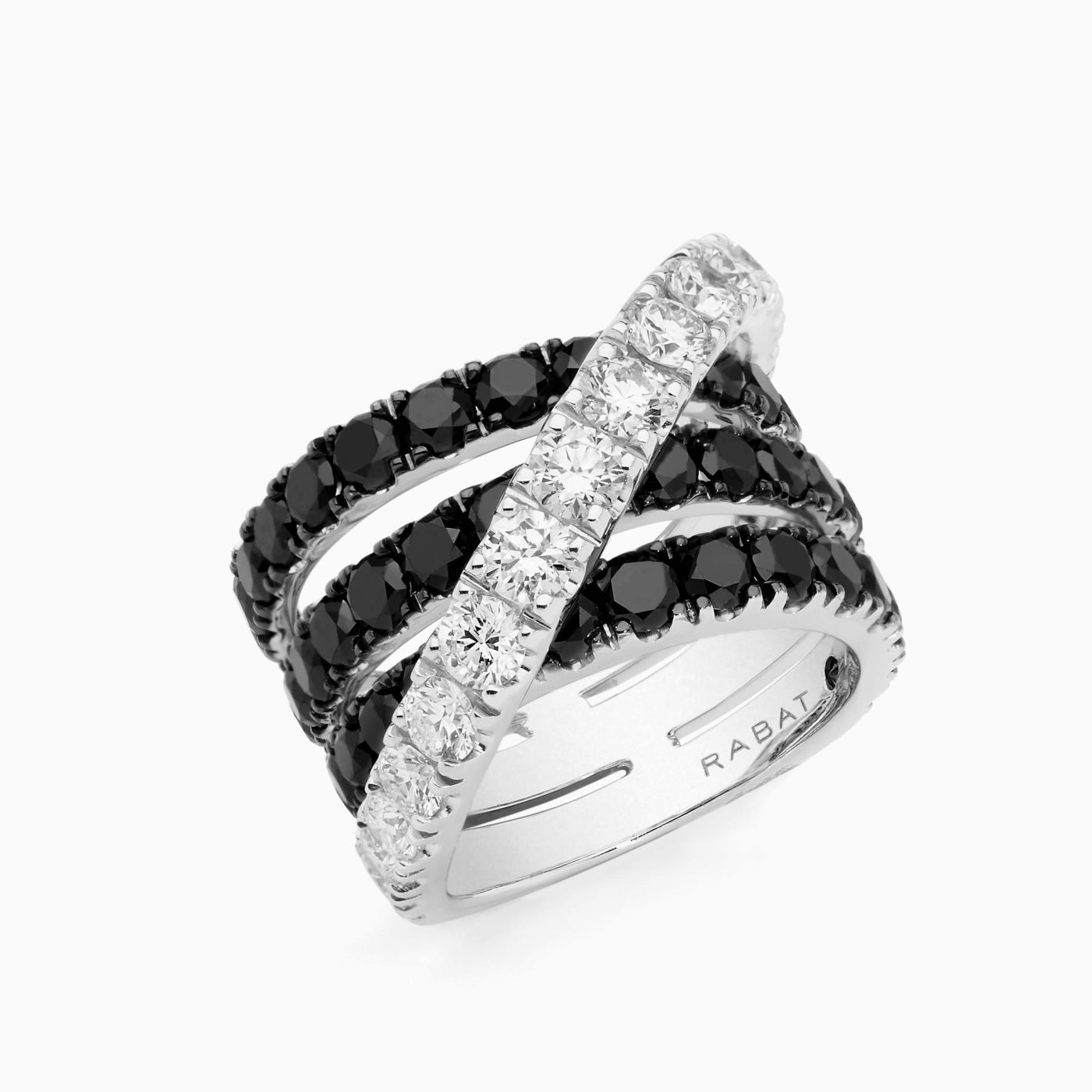 Anillo cruzado de oro blanco con diamantes blancos y negros