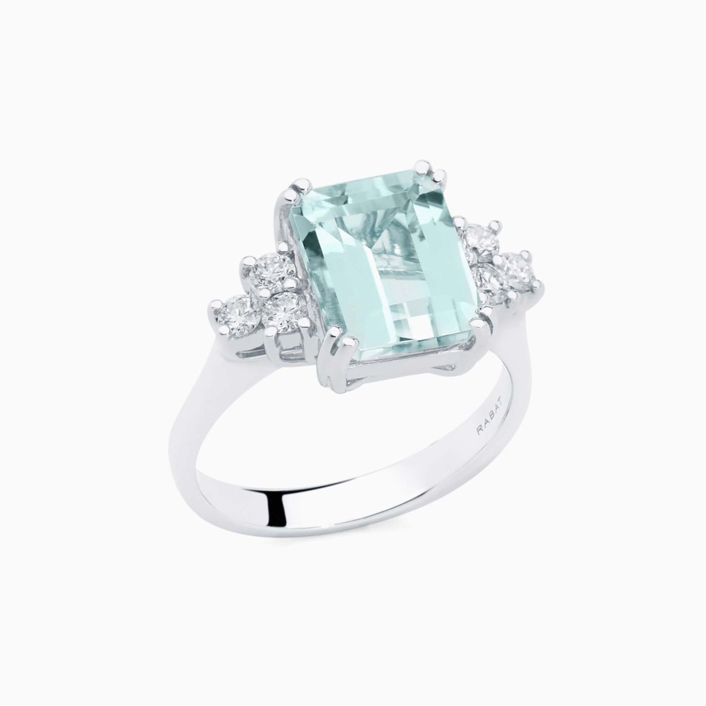 Anillo solitario de oro blanco con aguamarina central