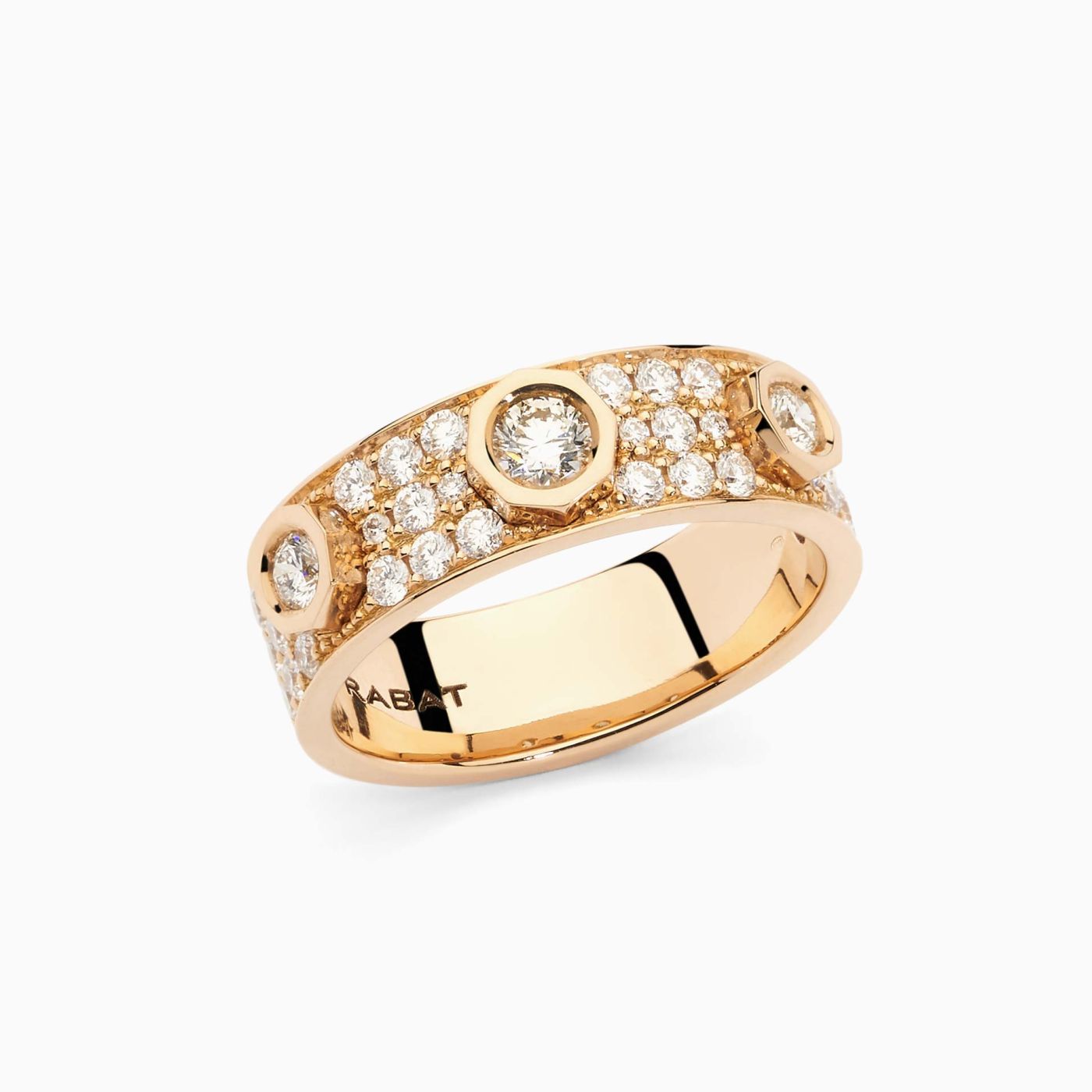 Anillo de oro rosa con tres diamantes centrales y pavé de diamantes