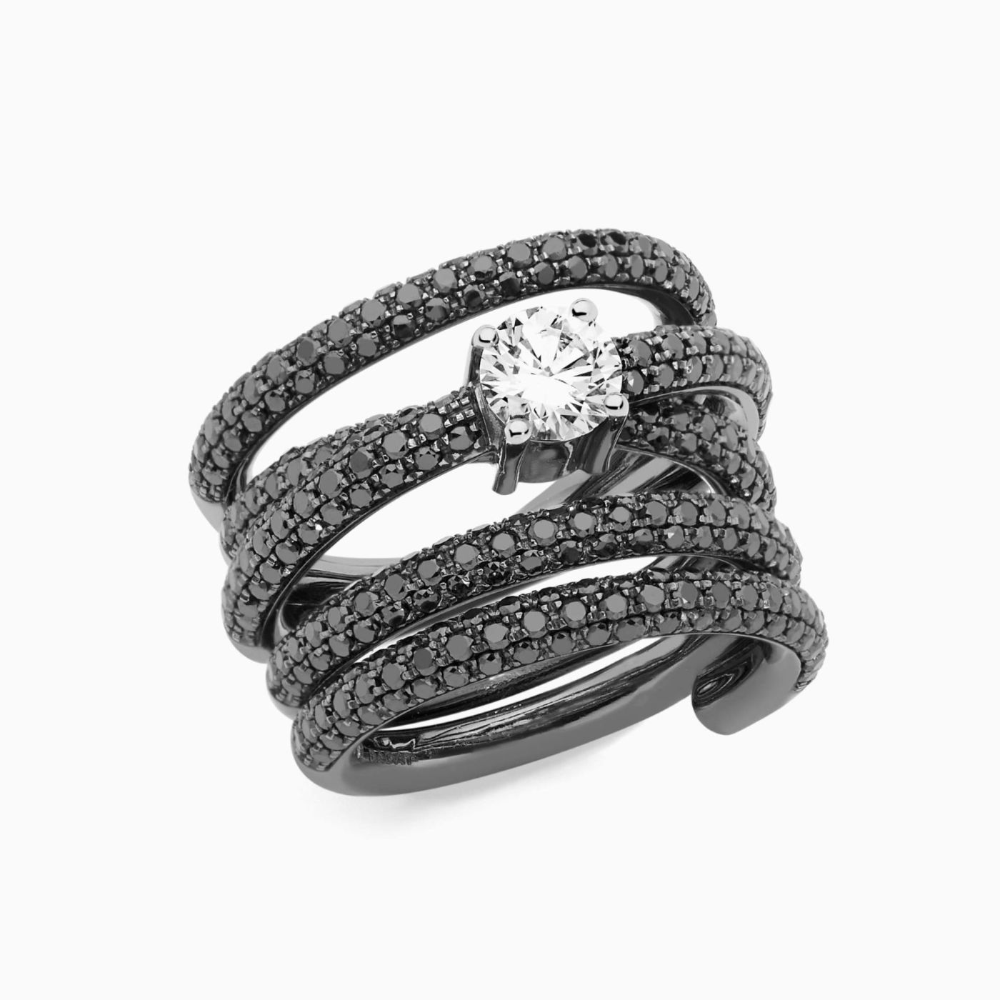 Anillo de oro rodio negro con diamante central blanco y brazo entrelazado con pavé de diamantes negros