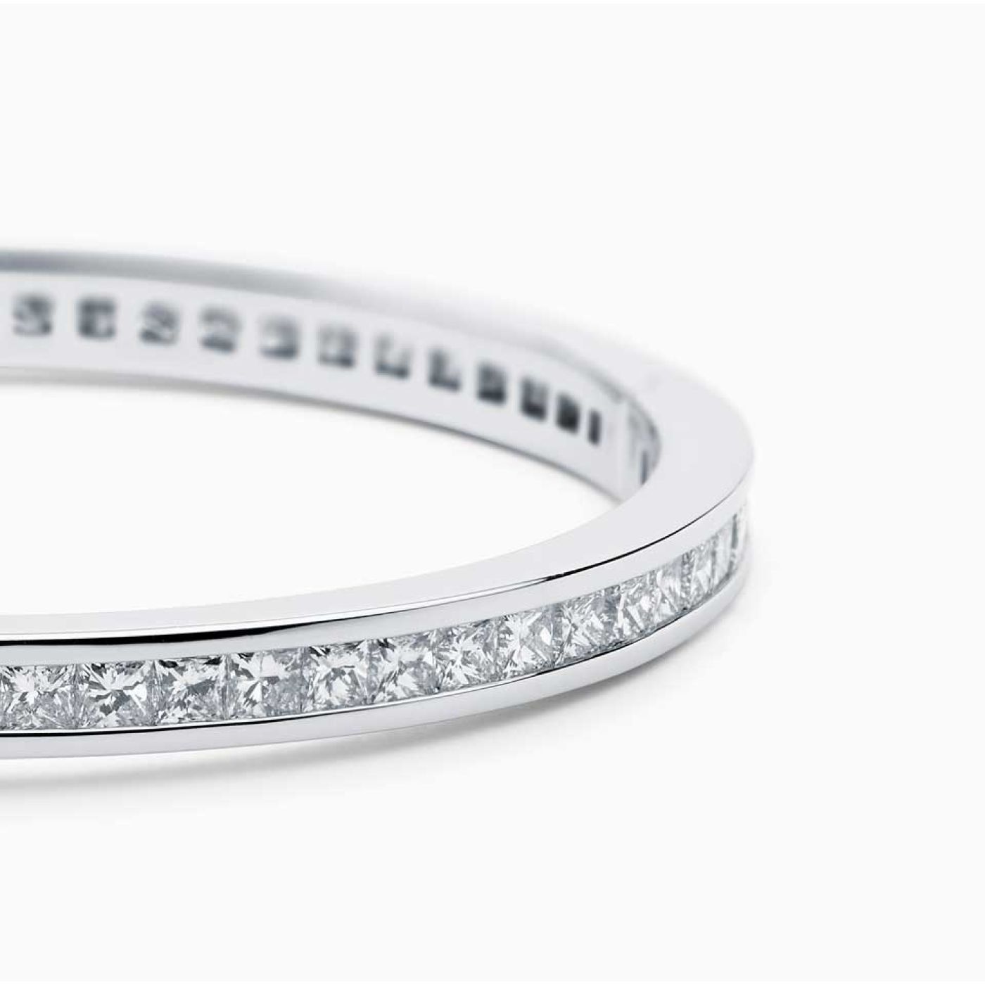 White gold bracelet with princess-cut diamonds