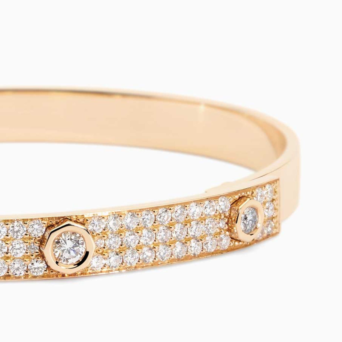 Pulsera esclava de oro rosa con tres diamantes principales y pavé de diamantes