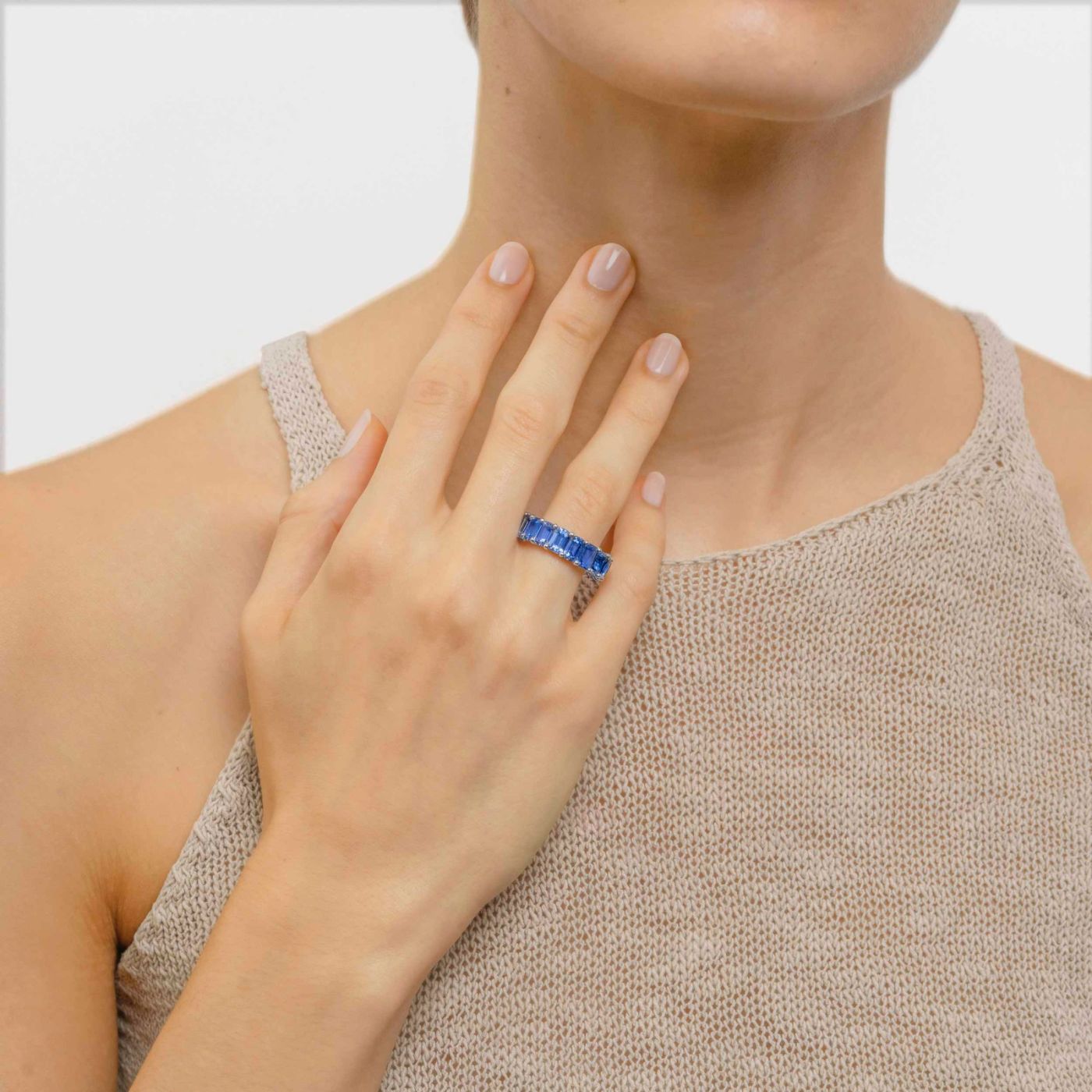 Anillo alianza de oro blanco con zafiros azules