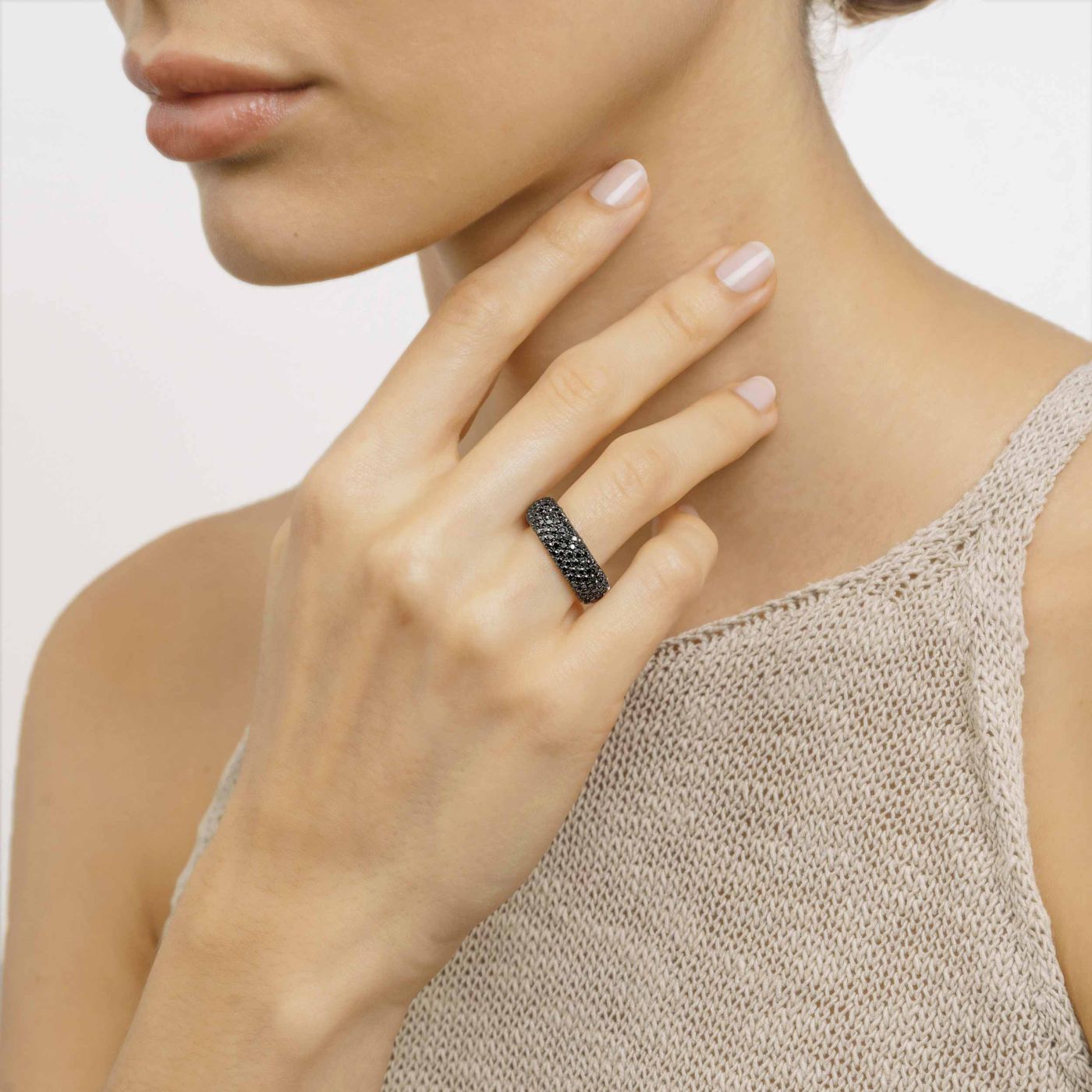 Anillo de oro blanco con pave de diamantes negros