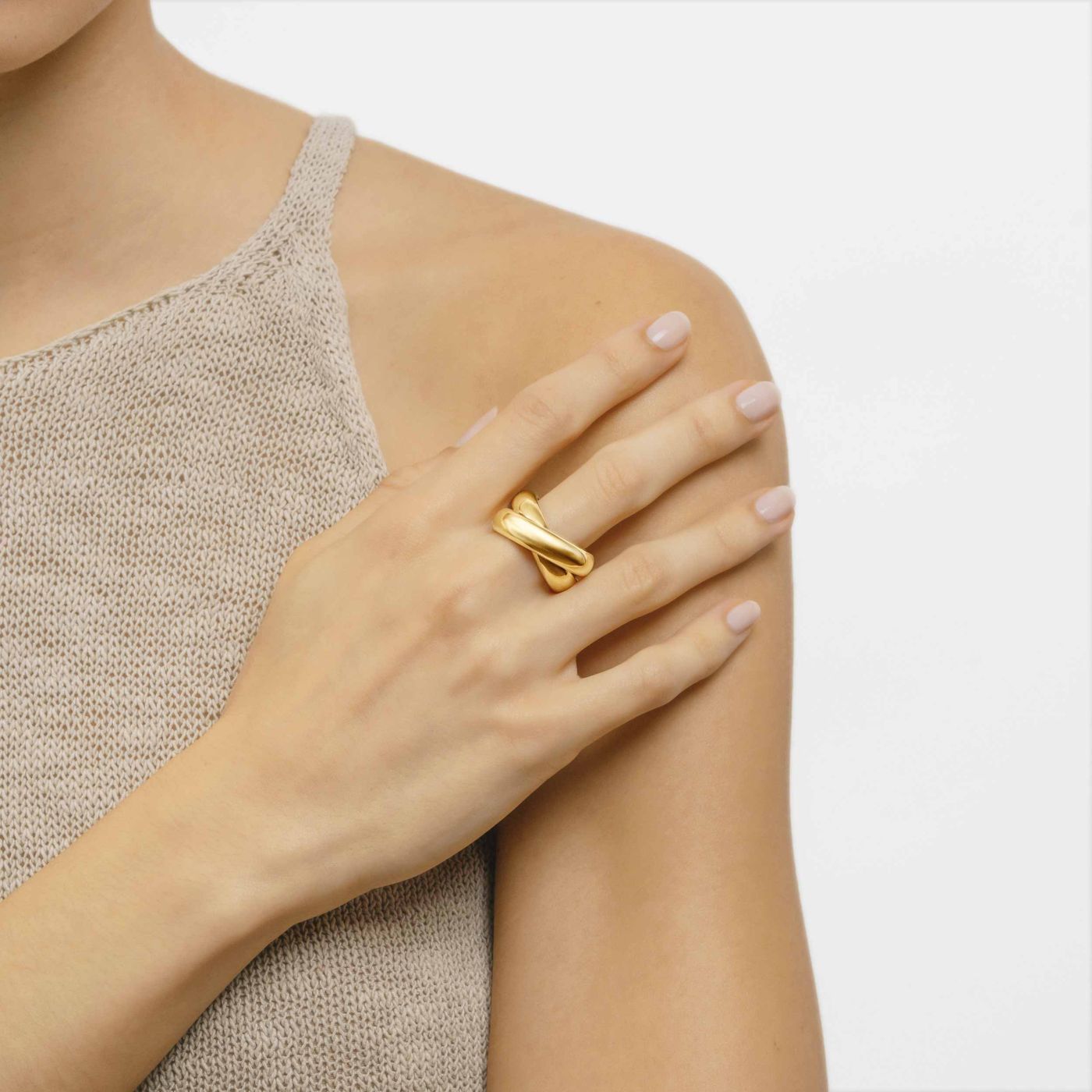Anillo entrelazado de oro amarillo