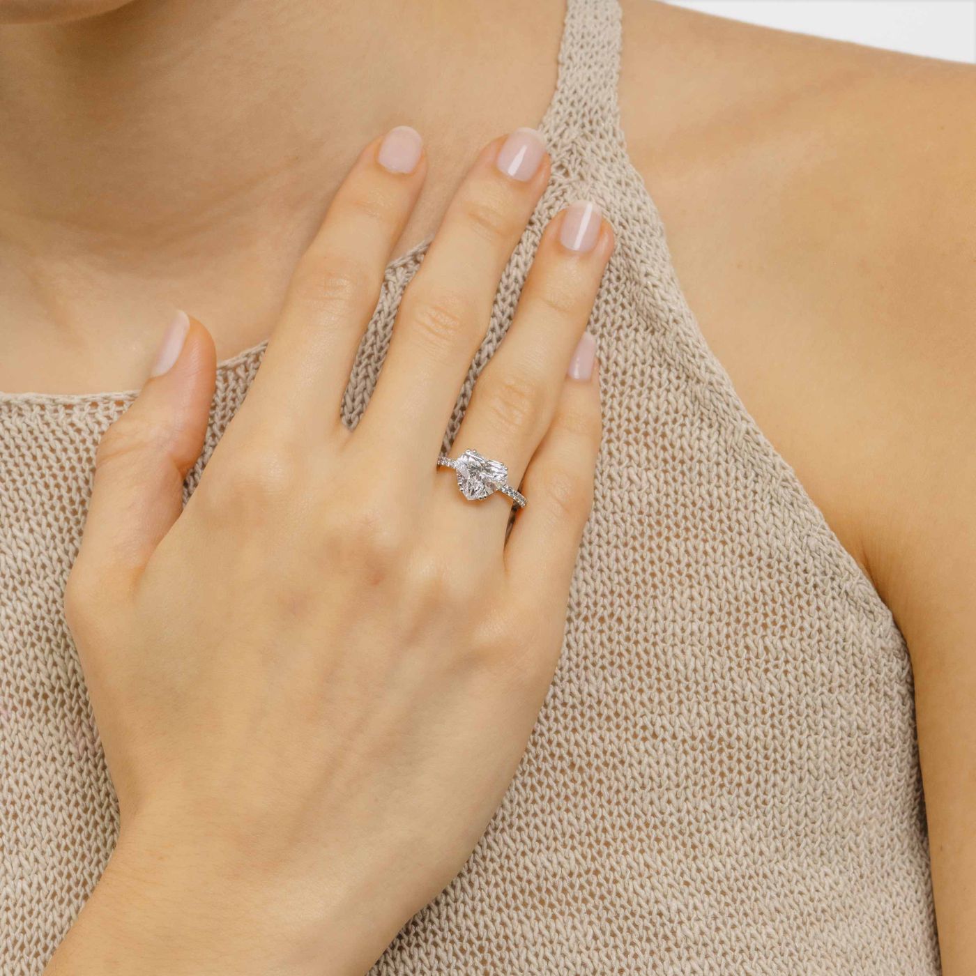 White gold with heart size diamond in the center and arm with diamonds solitaire ring