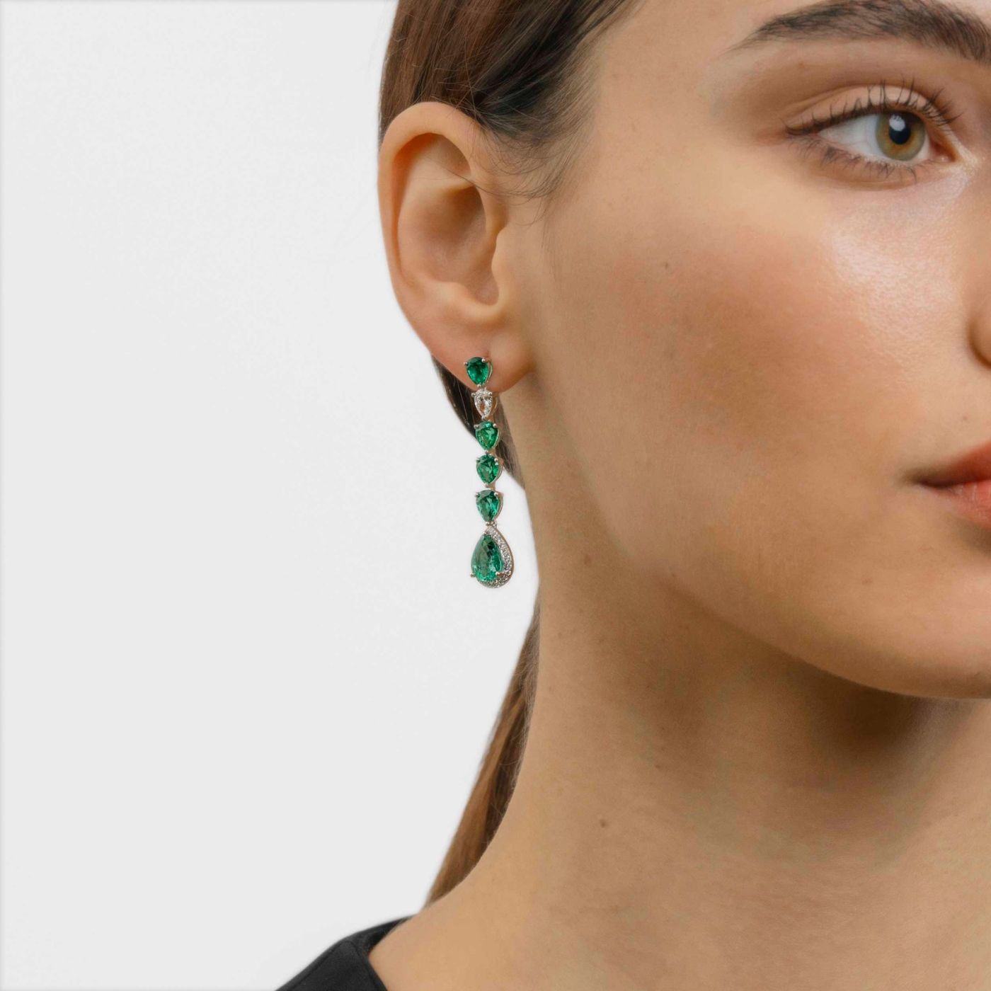 Long earrings of emeralds and diamonds