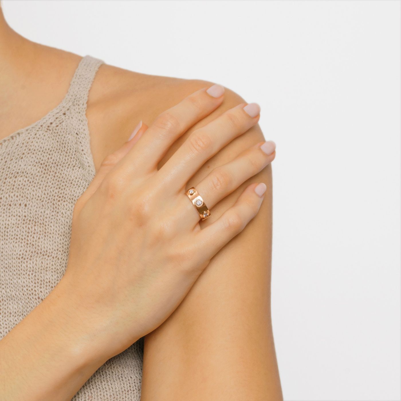 Anillo de oro rosa con tres diamantes
