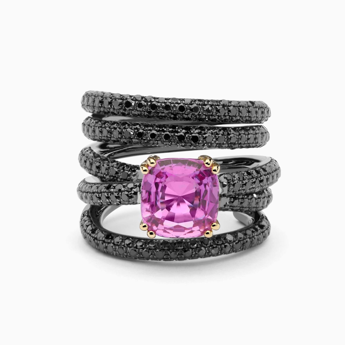 Anillo de oro rodio negro con zafiro rosa central y brazo entrelazado con pavé de diamantes negros