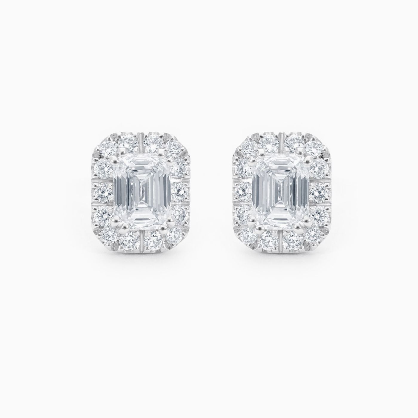 White gold earrings with emerald-cut central diamond and diamond halo