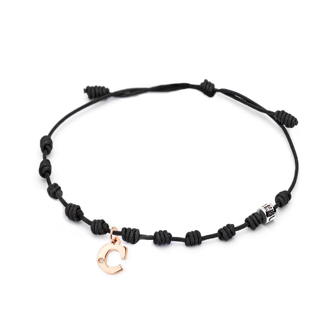 Pulsera de hilo con charm con forma inicial C de oro