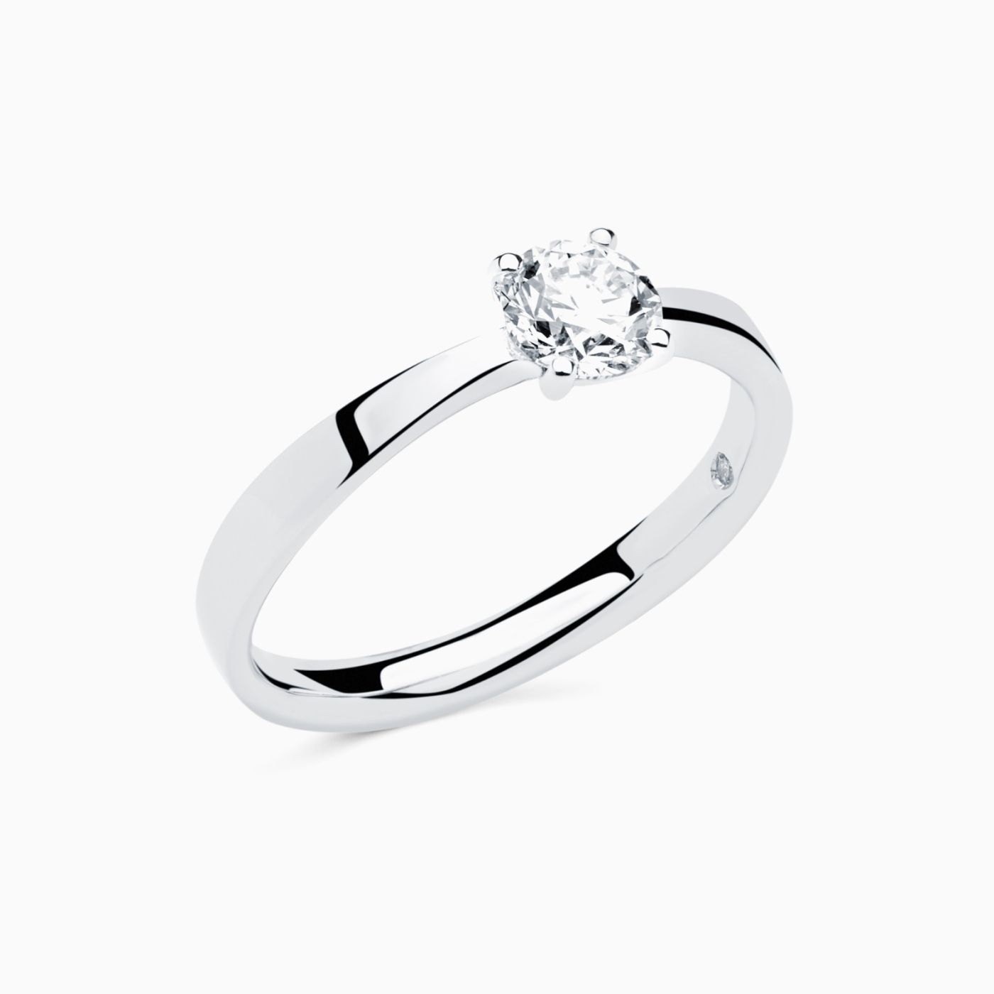 White gold engagament ring with central diamond