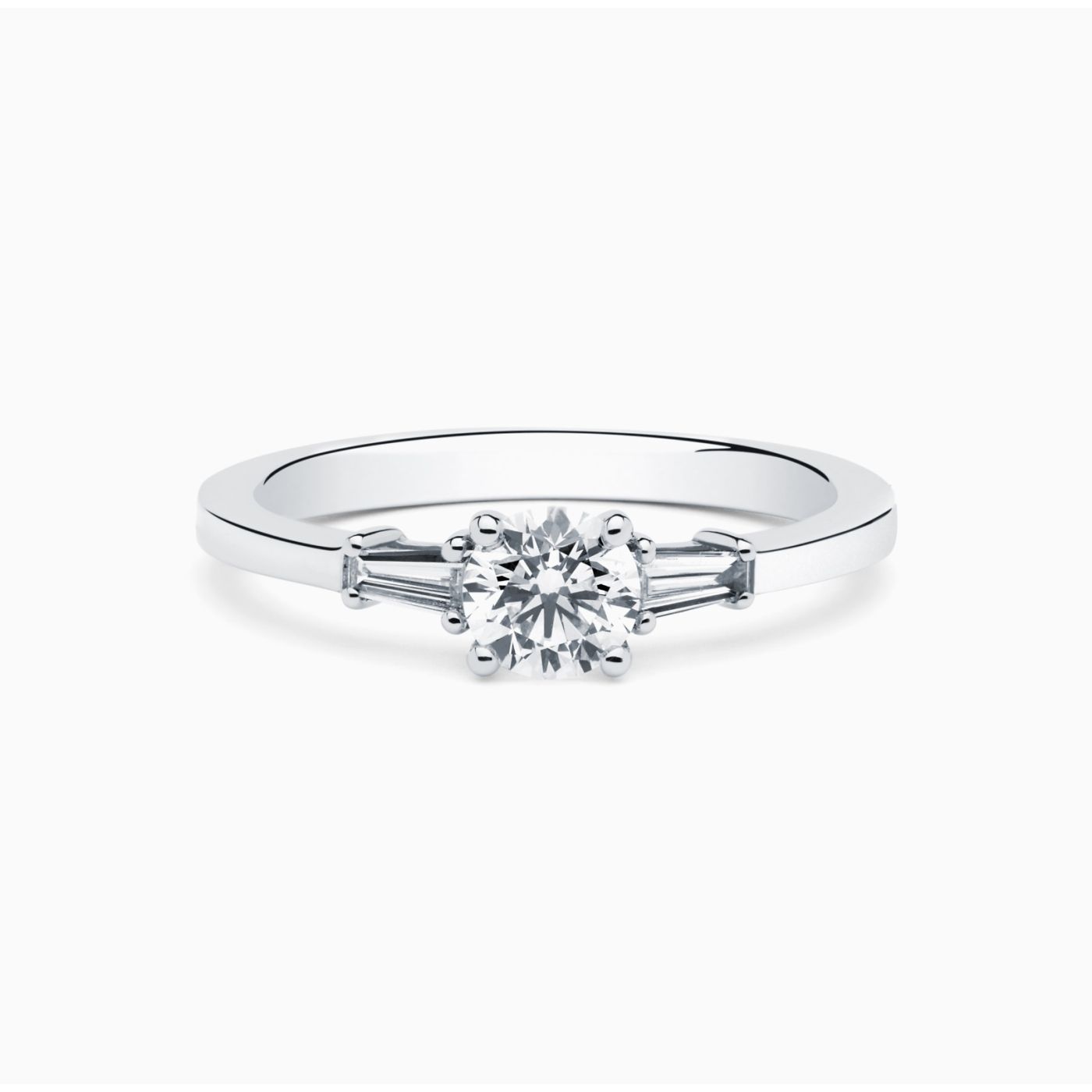 White gold engagement ring with central diamond and diamonds typers