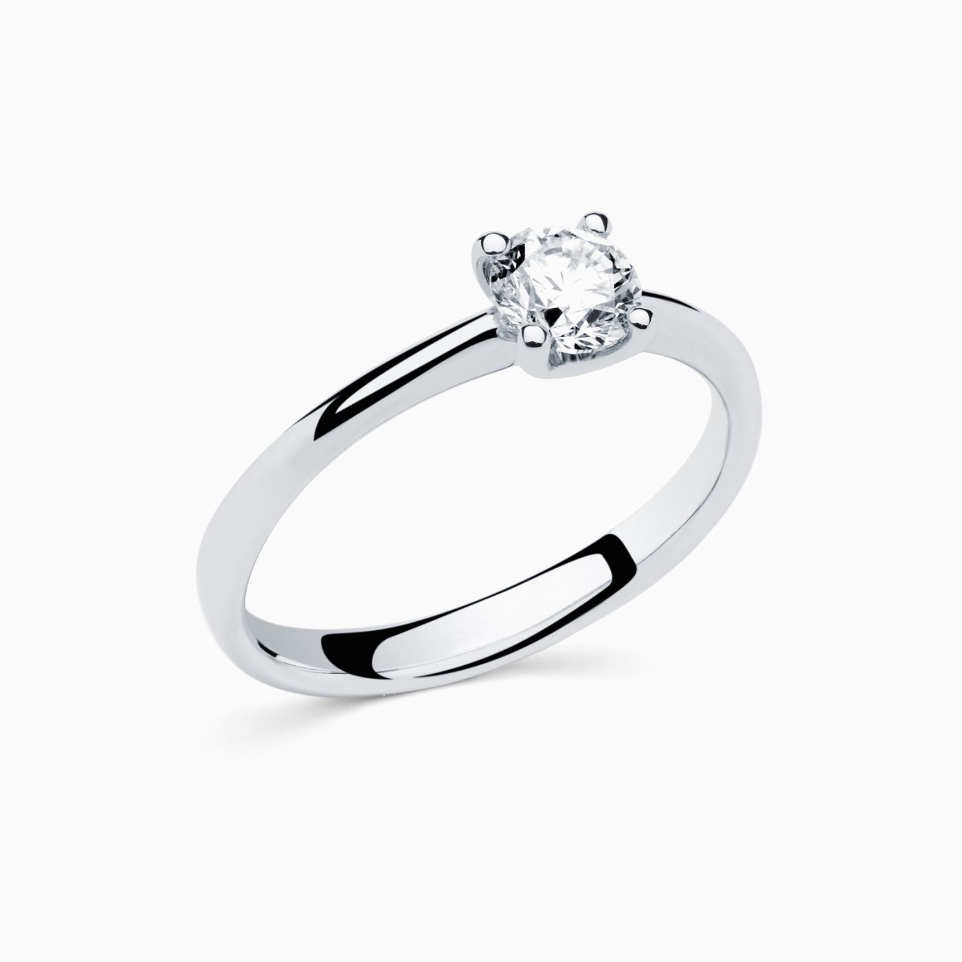 Anillo solitario de compromiso de oro blanco con diamante central