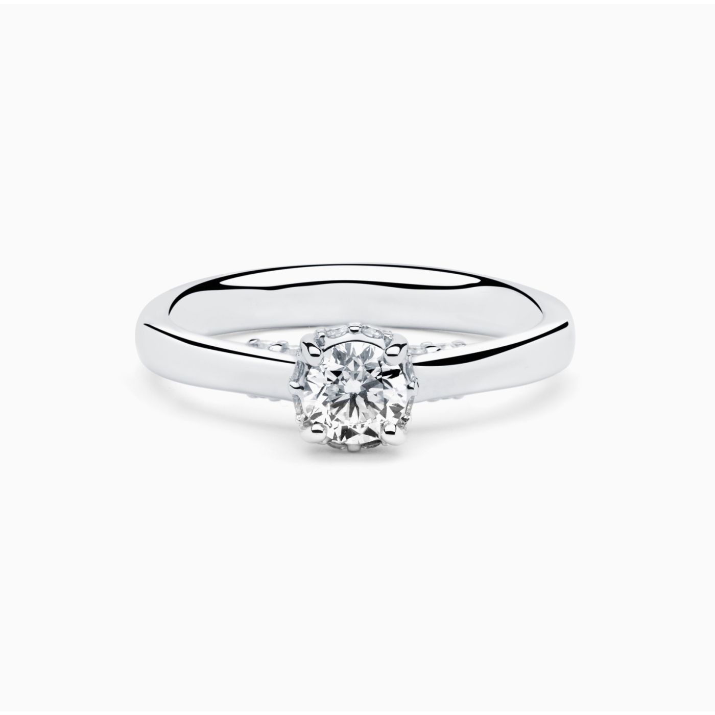 Anillo solitario de compromiso de oro blanco con diamante central y corona de diamantes