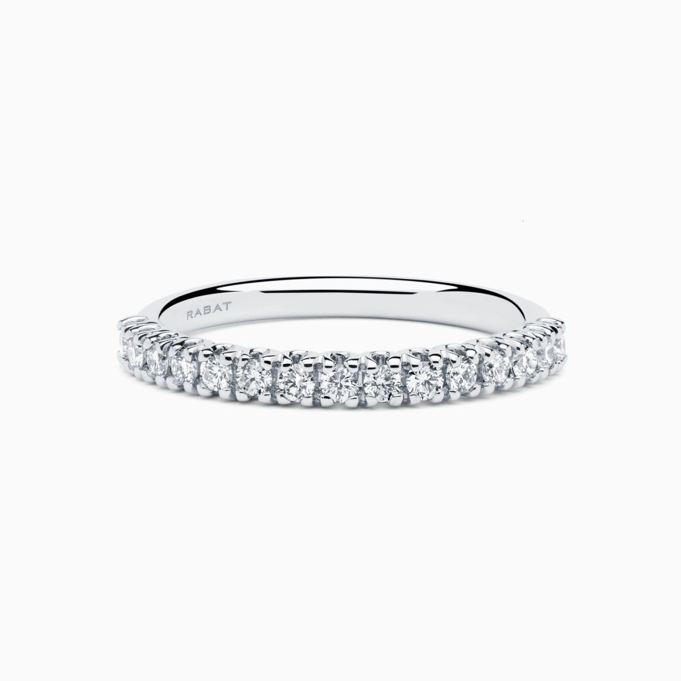 Anillo media alianza de compromiso de oro blanco con diamantes