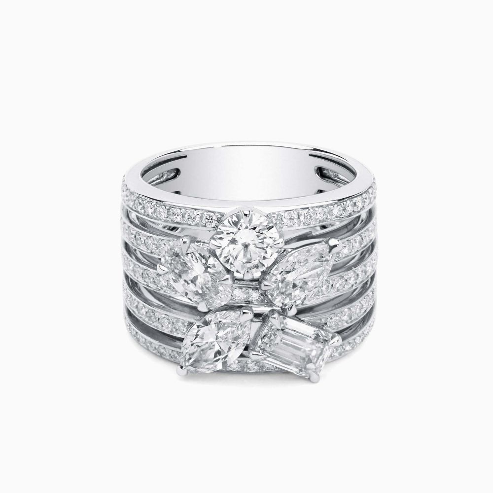 Anillo ancho de oro blanco con filas de diamantes y diamantes multitalla