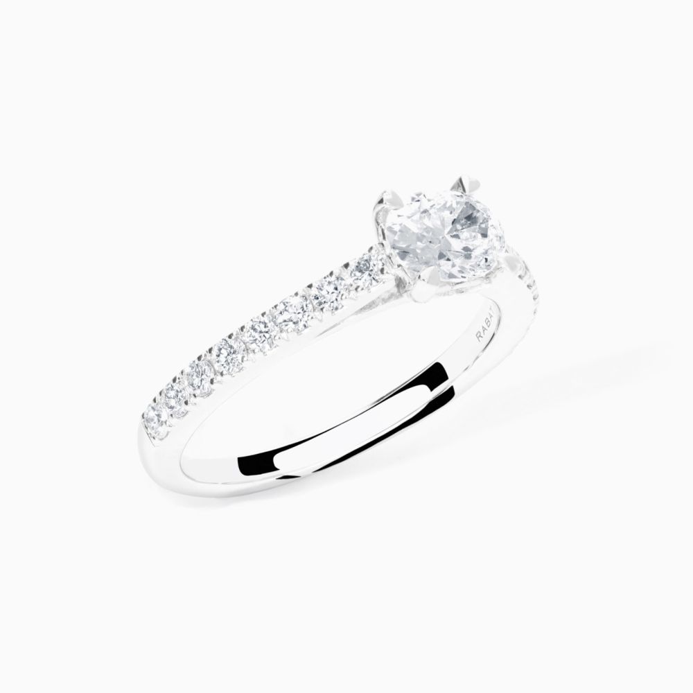 Anillo solitario de compromiso de oro blanco con diamante central talla oval y brazo de diamantes