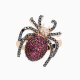 Anillo araña de oro rosa con diamantes y rubíes