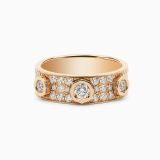 Anillo de oro rosa con tres diamantes centrales y pavé de diamantes