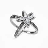 Anillo estrella cruzado de oro con rodio negro con diamantes blancos y brazo de diamantes negros