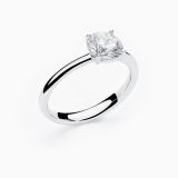 Anillo solitario de compromiso de platino con diamante central