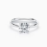 Anillo solitario de compromiso de oro blanco con diamante central 