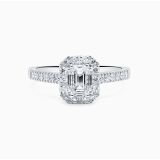 Anillo solitario de compromiso de oro blanco con diamante central talla esmeralda y orla de diamantes