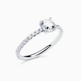 Anillo solitario de compromiso de oro blanco con diamante central y brazo de diamantes