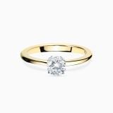 Anillo solitario de oro amarillo con diamante central y mini diamantes