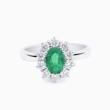Anillo solitario de oro blanco con esmeralda central talla oval y orla de diamantes