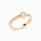 Anillo solitario de oro rosa con diamante central y brazo de diamantes