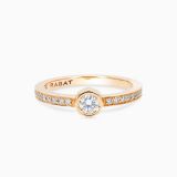 Anillo solitario de oro rosa con diamante central y brazo de diamantes