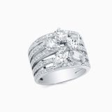 White gold with diamonds in different sizes row ring