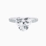 Anillo solitario de oro blanco con diamante central talla corazón y brazo con diamantes