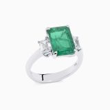 White gold with emerald diamonds in the center and in the side solitaire ring