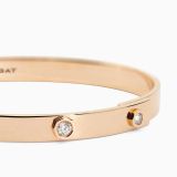 Pulsera rígida de oro rosa con tres diamantes