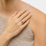Anillo solitario de oro blanco con rubí central con orla y brazo de diamantes