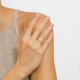 Anillo de oro rosa con tres diamantes centrales y pavé de diamantes