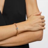 Pulsera de eslabones barbados de oro rosa con zafiro azul central y orla de diamantes