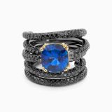 Anillo de oro rodio negro con zafiro azul central y brazo entrelazado con pavé de diamantes negros