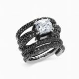 Anillo de oro con rodio negro con diamante central blanco talla cushion y brazo entrelazado con diamantes negros