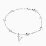 Pulsera de cadena de oro blanco con chatones de diamantes con charm inicial V de diamantes