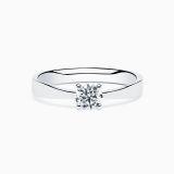 Anillo solitario de compromiso de oro blanco con diamante central