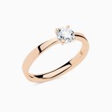 Rose gold engagament ring with central diamond