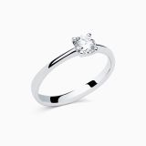 Anillo solitario de compromiso de oro blanco con diamante central