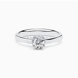 Anillo solitario de compromiso de oro blanco con diamante central y corona de diamantes