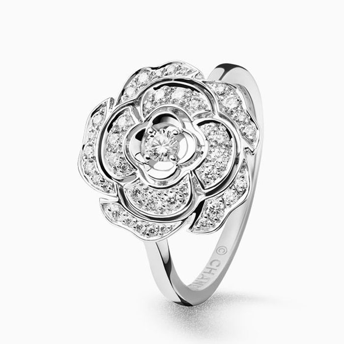 Anillo CHANEL Camelia de oro blanco con diamantes