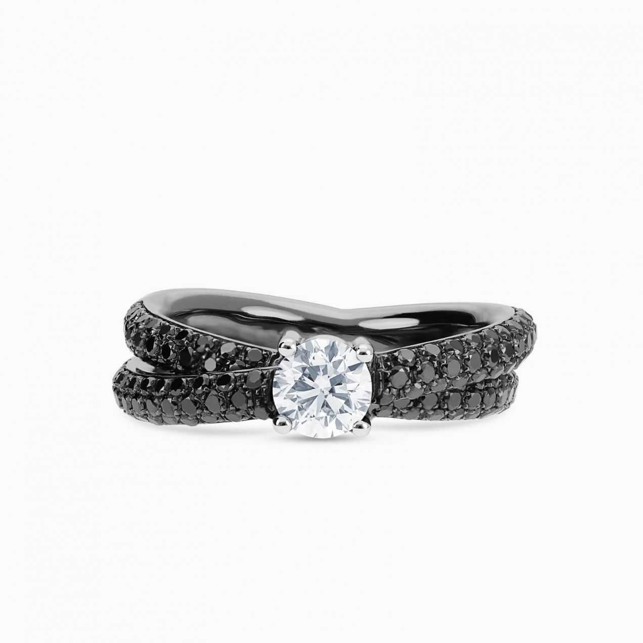 Anillo cruzado de oro rodio negro con diamantes negros y diamante central blanco